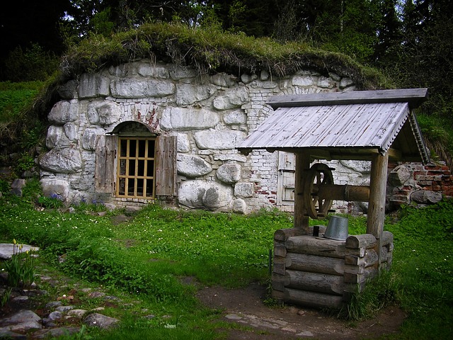 kamenný dům a studna