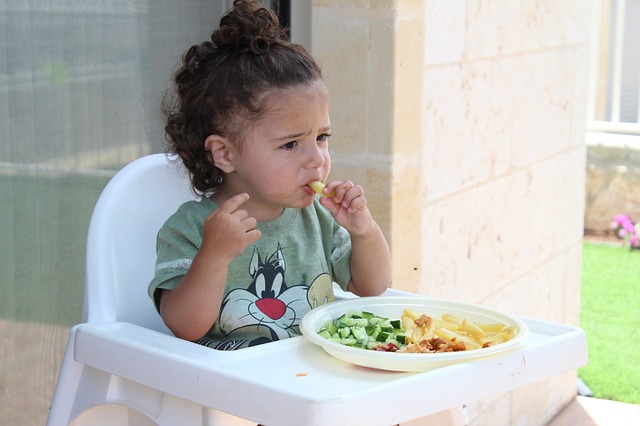 dítě u jídla