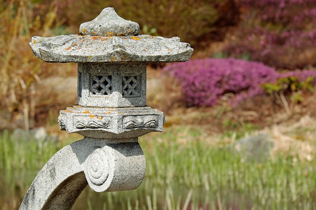 kamenná zahradní lampa