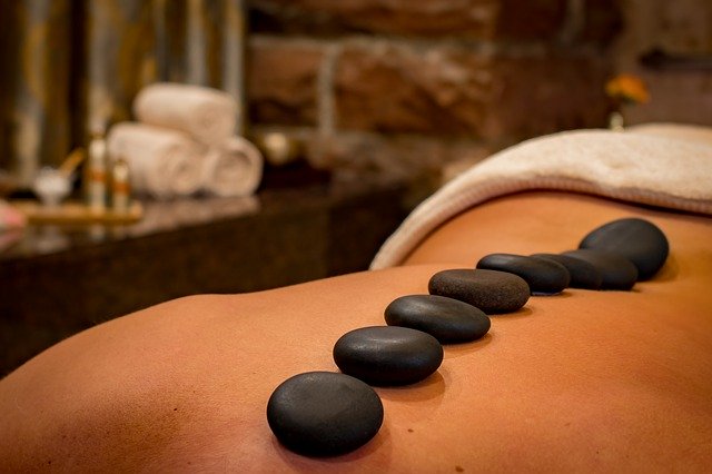 Relaxační masáž lávovými kameny